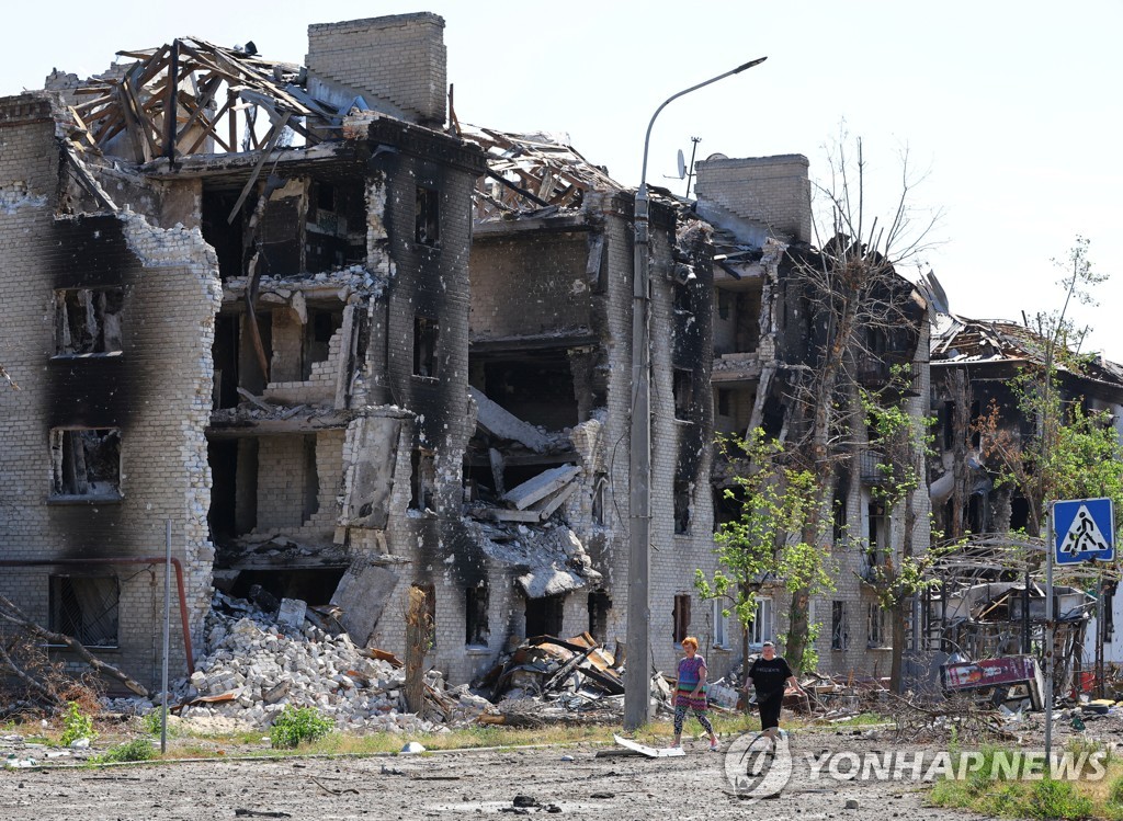러시아 폭격에 폐허된 우크라이나 도시