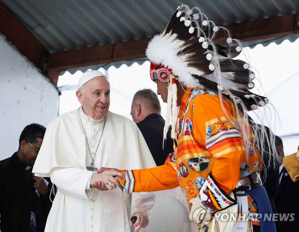 캐나다 찾아 원주민 만난 교황