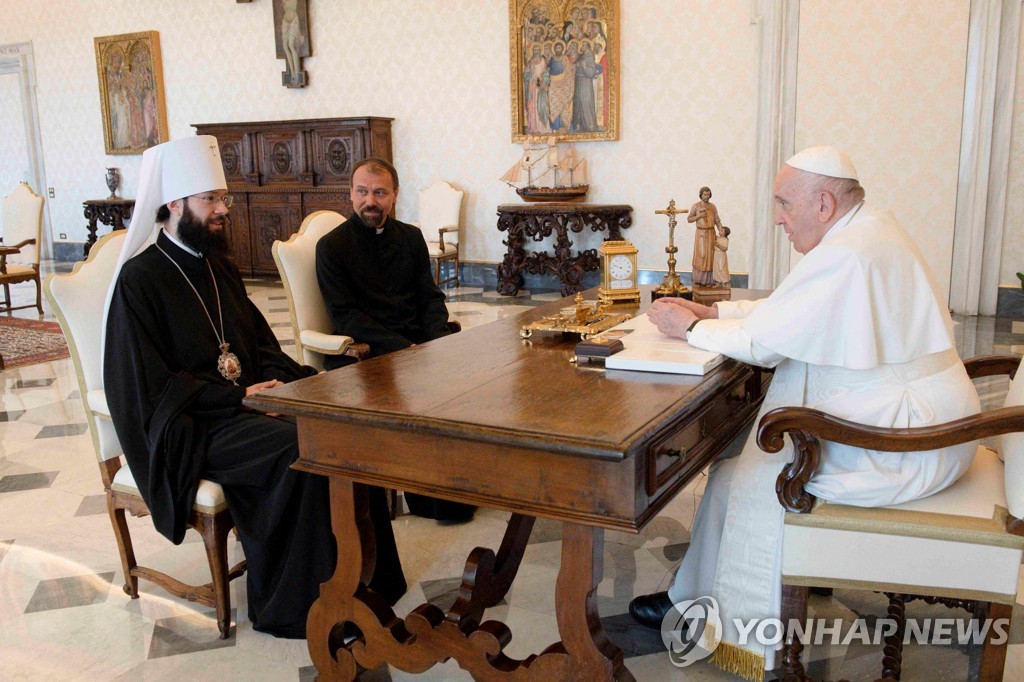 5일(현지시간) 러시아 정교회 대외 관계 책임자 안토니 대주교와 환담하는 프란치스코 교황 