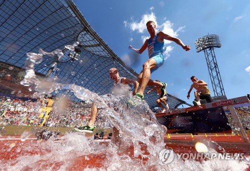 '허들 넘고 물 건너고'…유럽육상선수권대회 3,000m 장애물 경주
