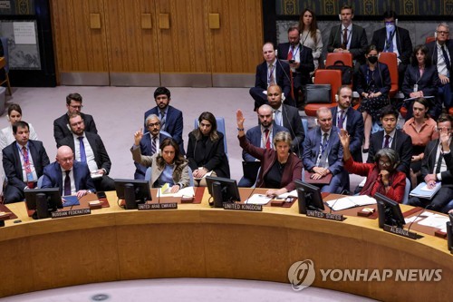 유엔 안보리 회의서 러시아 규탄 결의안 찬성하는 미국, 영국 등 서방 주요국 대사들