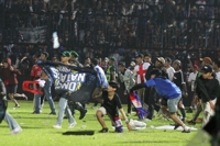 (LEAD) No Korean victims reported from Indonesian stadium tragedy: foreign ministry
