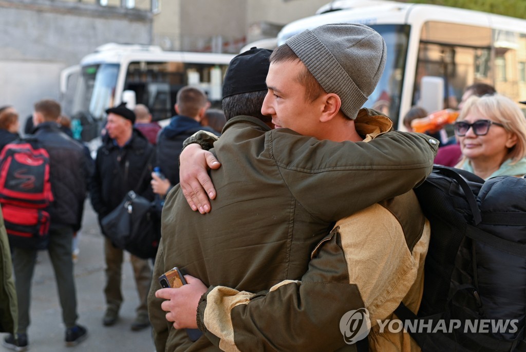 러시아 징병소 앞에서 가족과 포옹하는 입대자