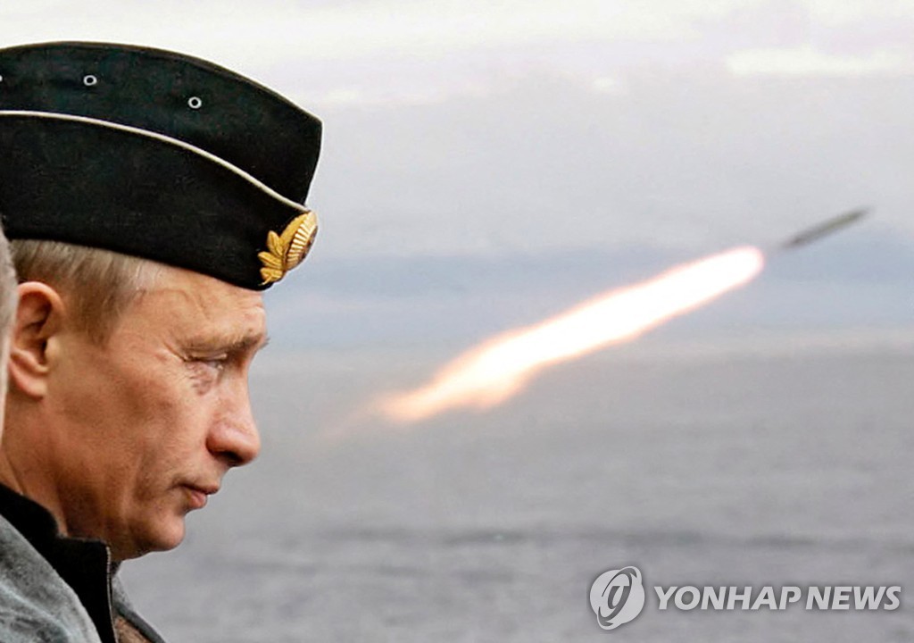 미사일 발사훈련 지켜보는 푸틴 러시아 대통령