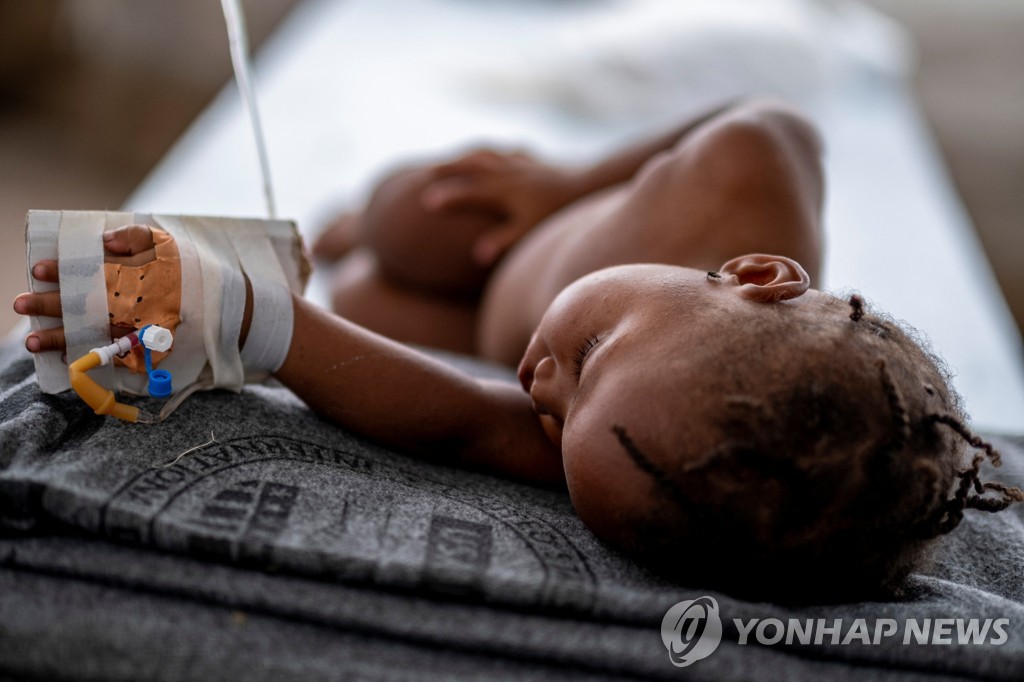 콜레라 증상으로 치료받는 아이티 6살 아이