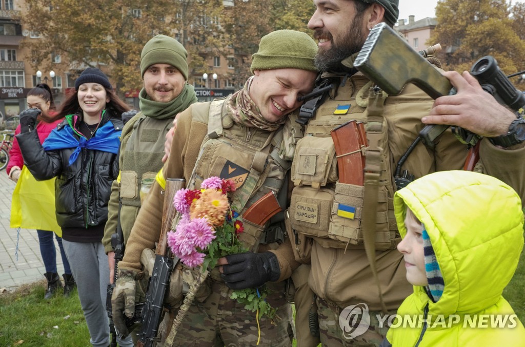 지난 12일 러시아군이 퇴각한 헤르손에서 주민들이 우크라이나군을 환영하는 모습.