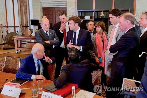 조 바이든 미국 대통령(앞줄 왼쪽) 등 G20 정상회의에서 만난 세계 정상들