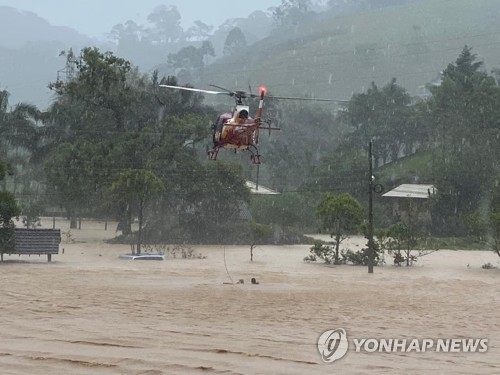헬기로 폭우 피해 브라질 이재민 구조