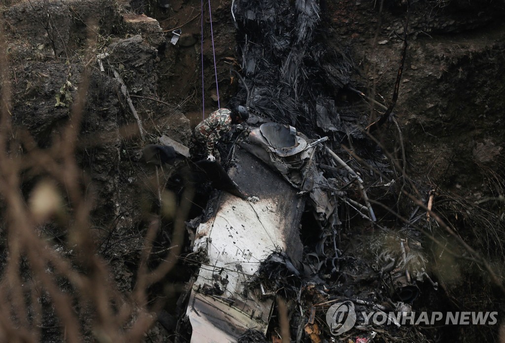 16일 사고 현장 수색 중인 네팔군