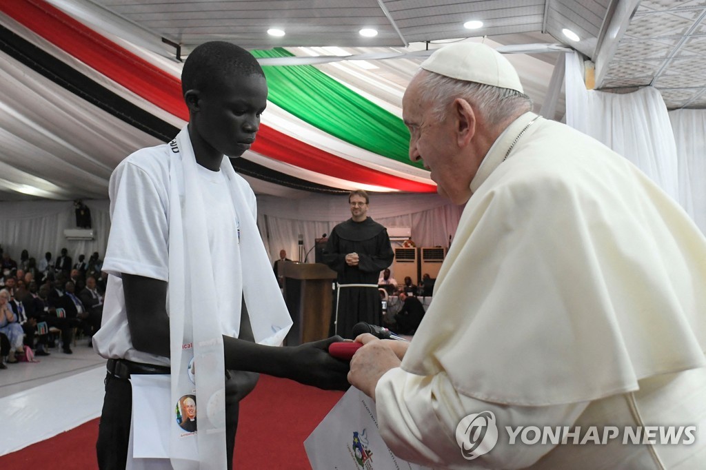 남수단 난민과 대화하는 교황