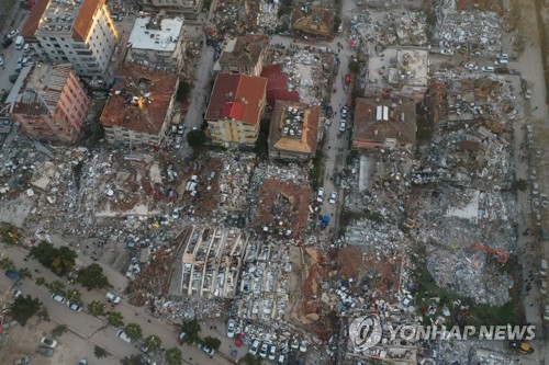 튀르키예 하타이주에서 지진으로 파손된 건물들