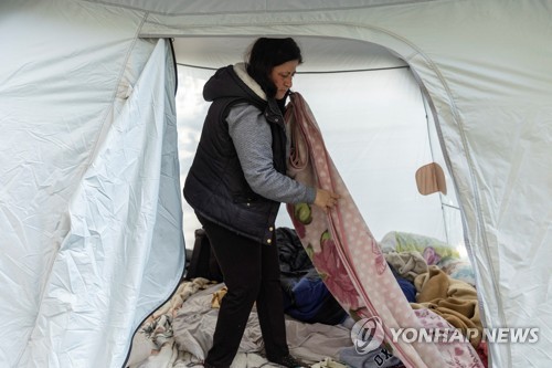 텐트에서 지내는 지진 피해 지역 주민