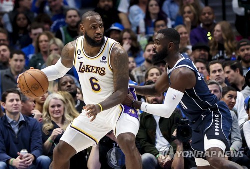 '오른발 부상' NBA 제임스, 최소 2주 이탈…레이커스 비상