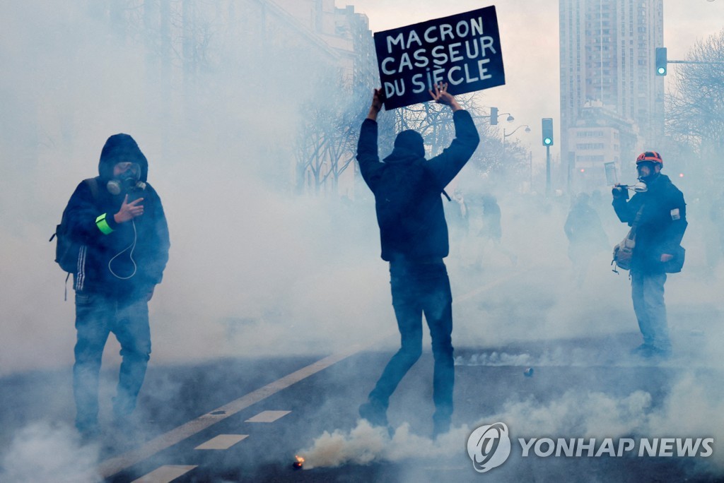 프랑스 파리 연금개혁 반대 시위 현장에 흩날리는 최루가스