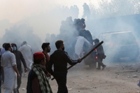 부패 혐의 전 파키스탄 총리 법정출석…경찰은 지지자 61명 체포