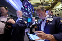 NYSE 입회장에서 일하는 트레이더들의 모습