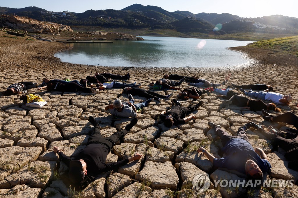 '세계 물의 날'...갈라진 스페인 강가에서 기후변화 항의하는 환경단체