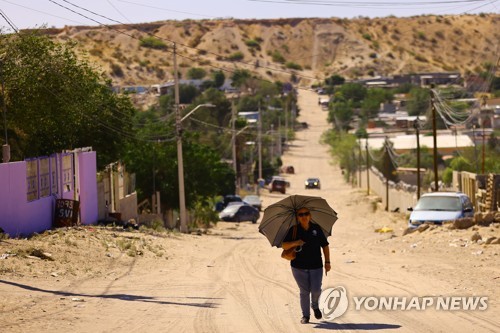 땡볕 걷는 여성