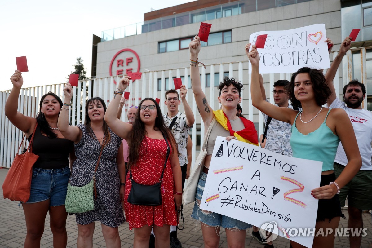 루비알레스 스페인축구협회 회장을 규탄하는 여성들