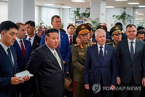 김정은, 러시아 전투기·여객기 공장 시찰…시험비행 참관도