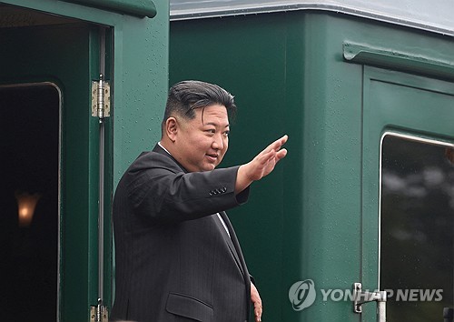 كوريا الشمالية: الزعيم كيم جونغ-أون يغادر فلاديفوستوك عائدا إلى بلاده بعد زيارته الناجحة إلى روسيا