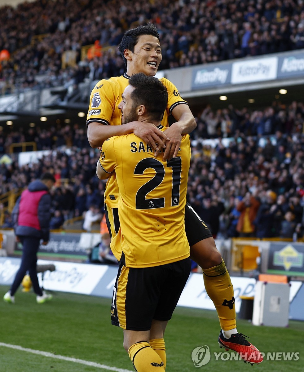 사라비아의 동점골에 함꼐 기뻐하는 황희찬
