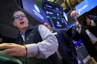 2023년 11월 15일 뉴욕증권거래소(NYSE)에서 트레이더들이 일하고 있다.