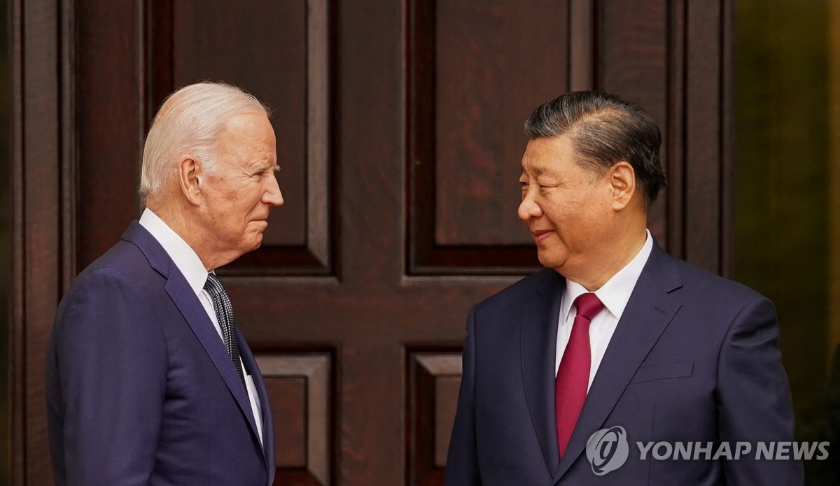 El presidente estadounidense Joe Biden (izq.) se reúne con el presidente chino Xi Jinping en la finca Filoli en Woodside, California, el 15 de noviembre de 2023, en esta fotografía publicada por Reuters.  (Yonhap)