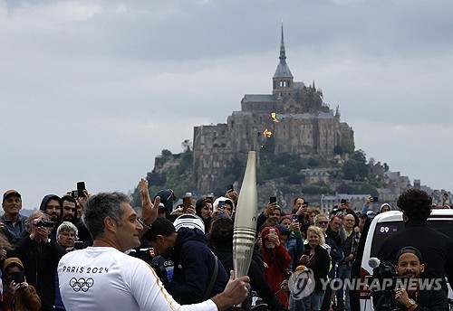 '인파 행렬 속'…올림픽 성화 프랑스 몽생미셸 수도원 도착