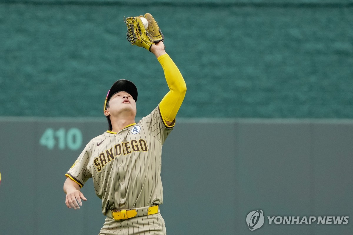 1회 뜬공을 잡는 김하성