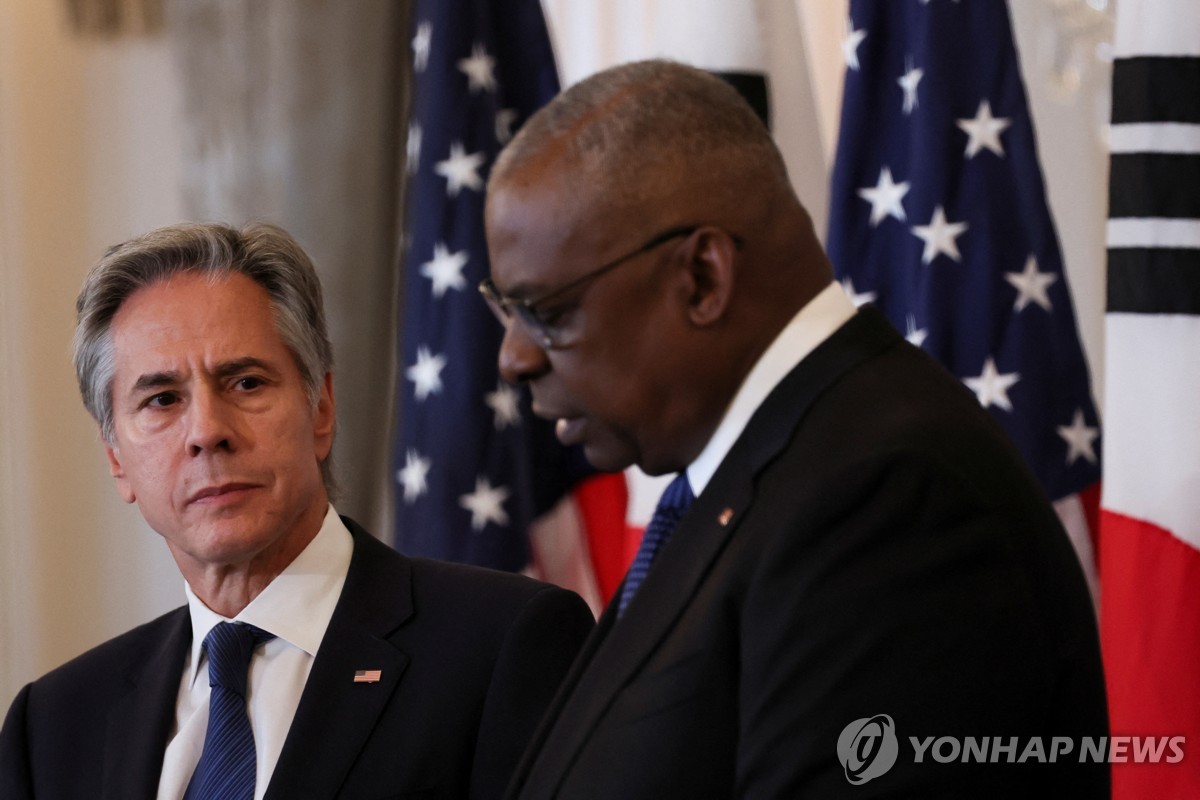 El secretario de Estado de Estados Unidos, Antony Blinken (izq.), y el secretario de Defensa, Lloyd Austin (derecha), celebran una conferencia de prensa conjunta con el ministro de Asuntos Exteriores de Corea del Sur, Cho Tae-yul, y el ministro de Defensa, Kim Yong-hyun, en el Departamento de Estado de Washington el 31 de octubre de 2024. , en esta foto publicada por Reuters. (Yonhap)