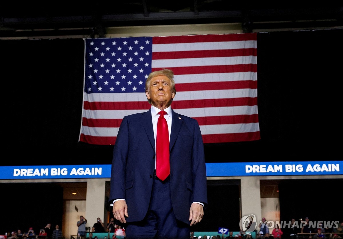 Esta foto, publicada por Reuters, muestra al presidente electo de Estados Unidos, Donald Trump, asistiendo a un evento de campaña en Allentown, Pensilvania, el 29 de octubre de 2024. (Yonhap)