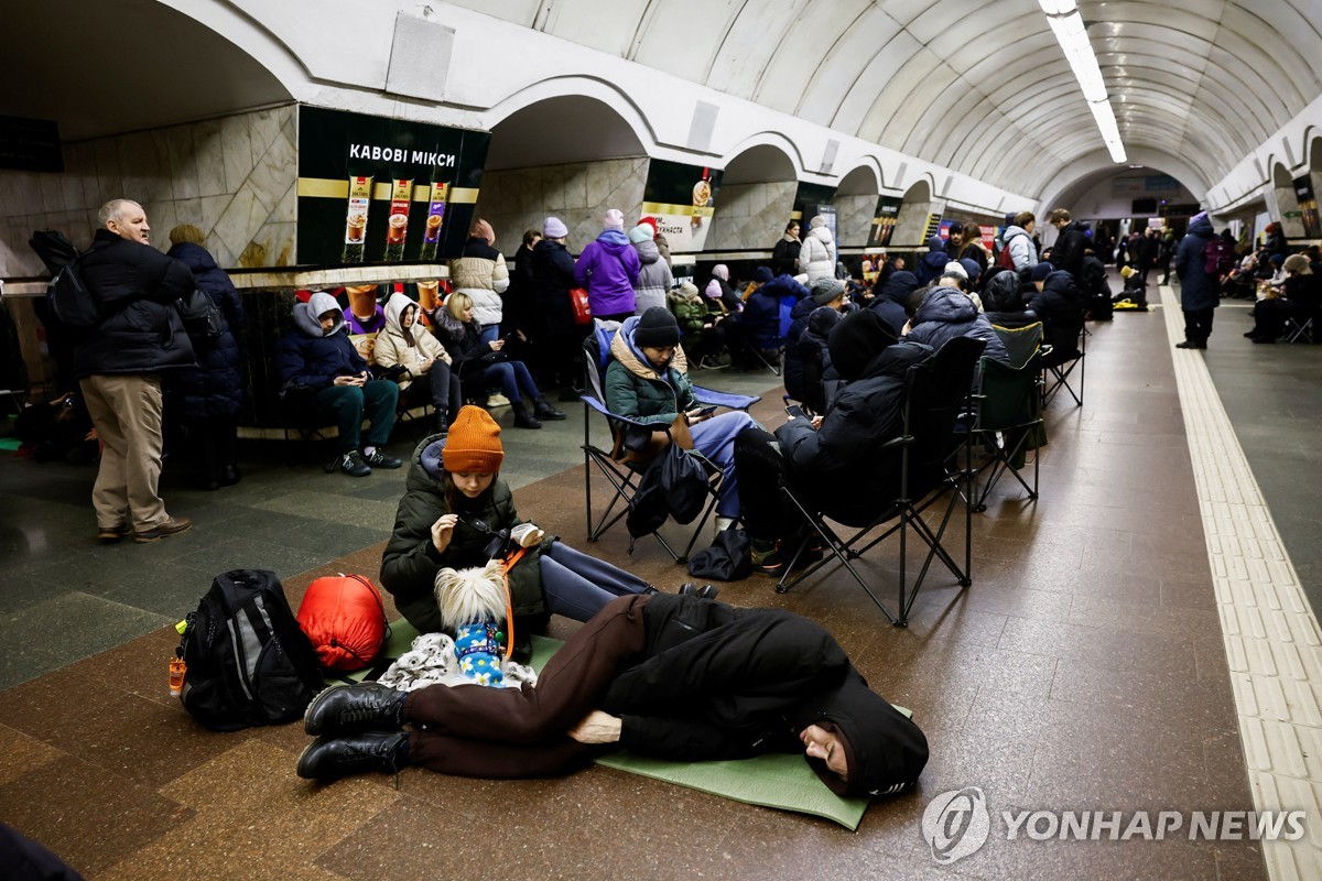 성탄절 지하철에 대피한 우크라이나 시민들