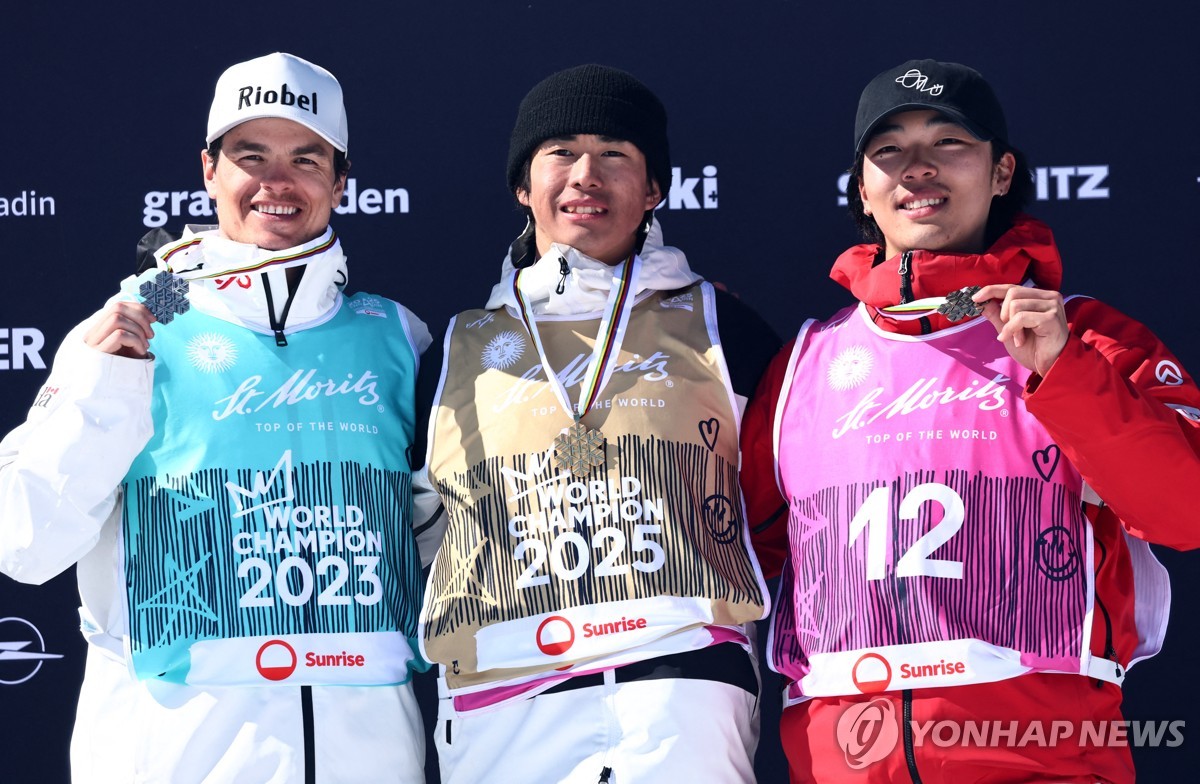 왼쪽부터 은메달리스트 미카엘 킹즈버리, 우승자 호리시마 이쿠마, 동메달을 딴 정대윤[로이터=연합뉴스]