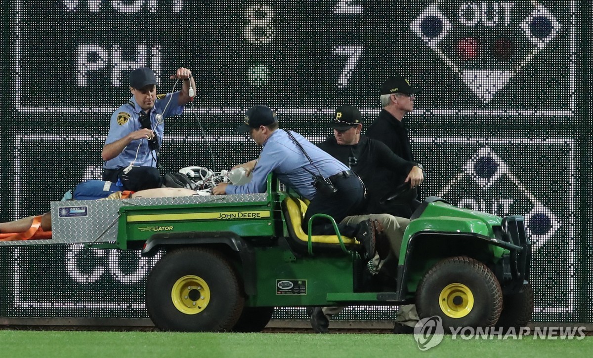 미국프로야구 메이저리그 경기 관중, 6.5ｍ 높이서 떨어져 중태