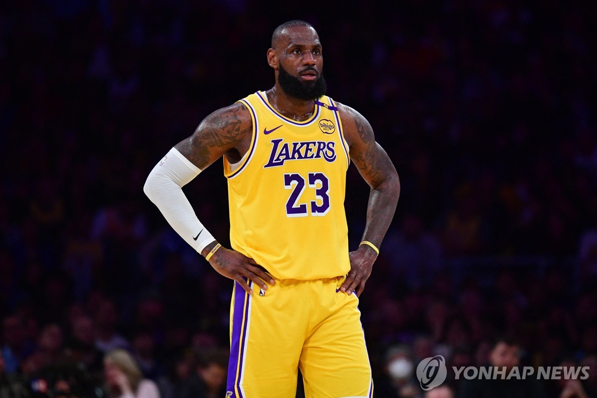 센터 없는 NBA 레이커스, PO 1회전 탈락…