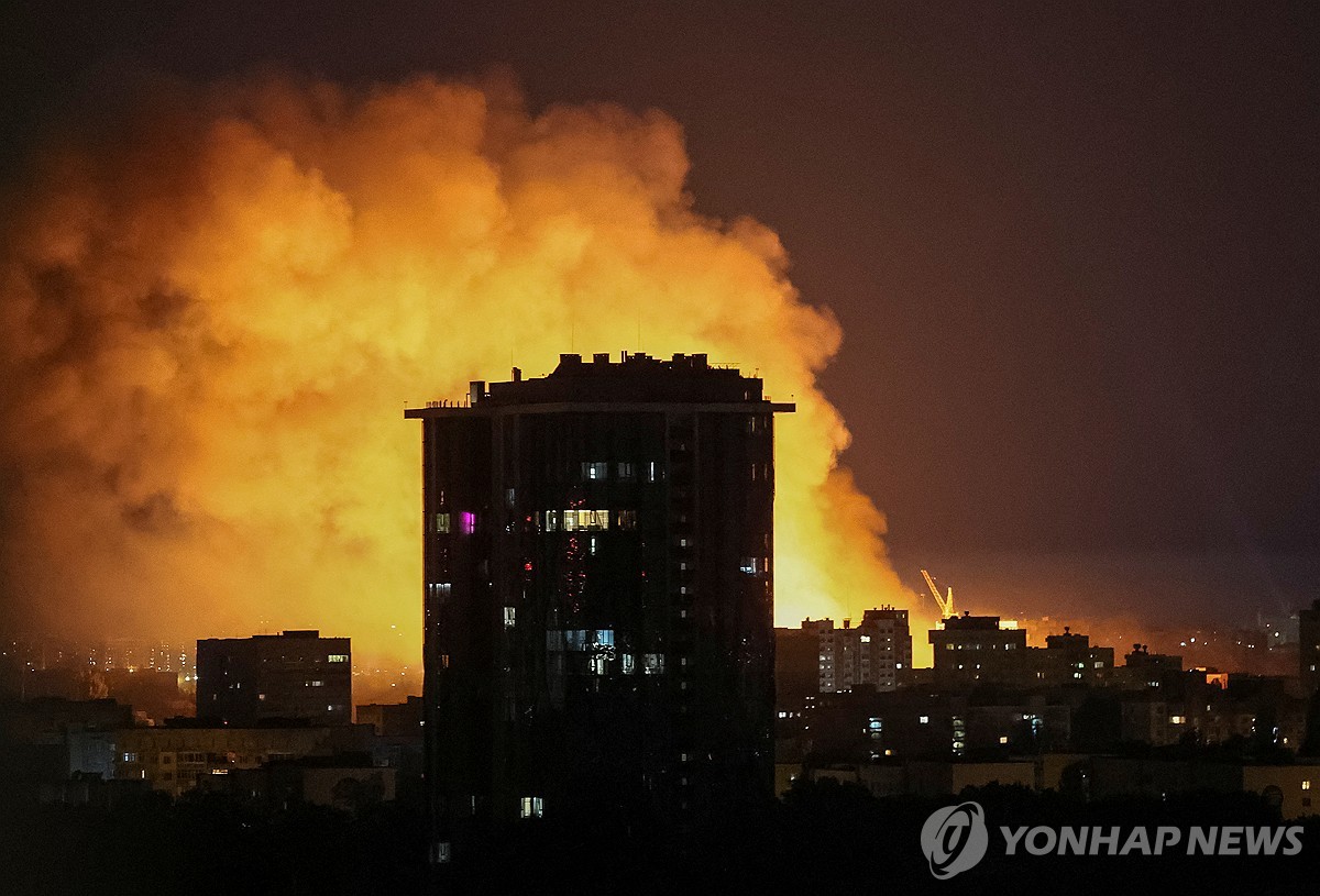 러, 우크라에 또 사상최대 공습…드론·미사일 741개 …