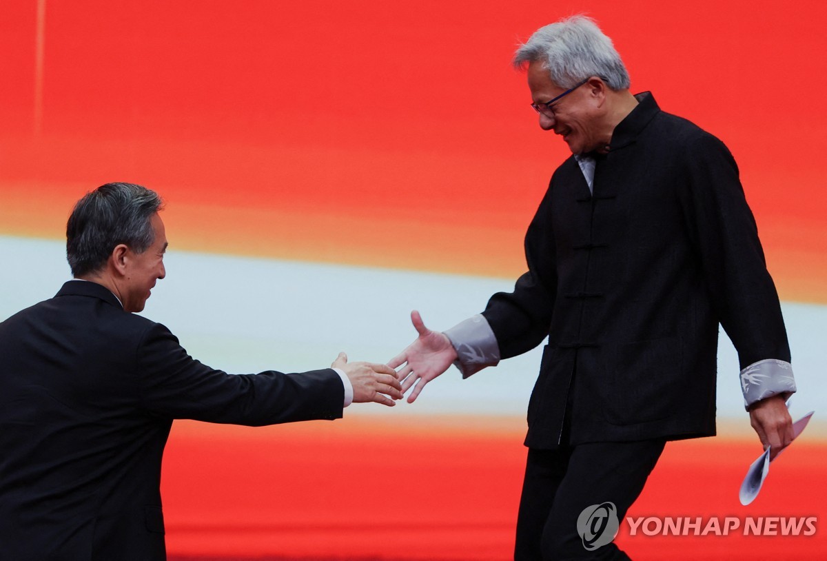 가죽재킷 벗은 '방중' 젠슨 황, 中전통의상 입고 중국…