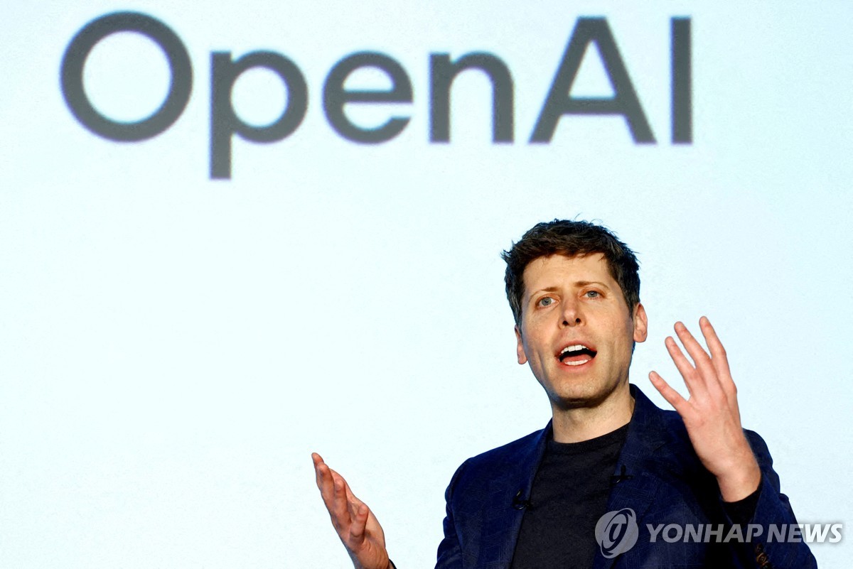 오픈AI 로고와 샘 올트먼 최고경영자(CEO)