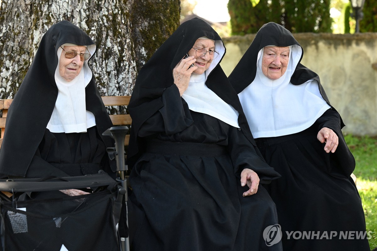요양원 탈출해 버려진 수도원 돌아온 오스트리아 80대 수녀 3인방