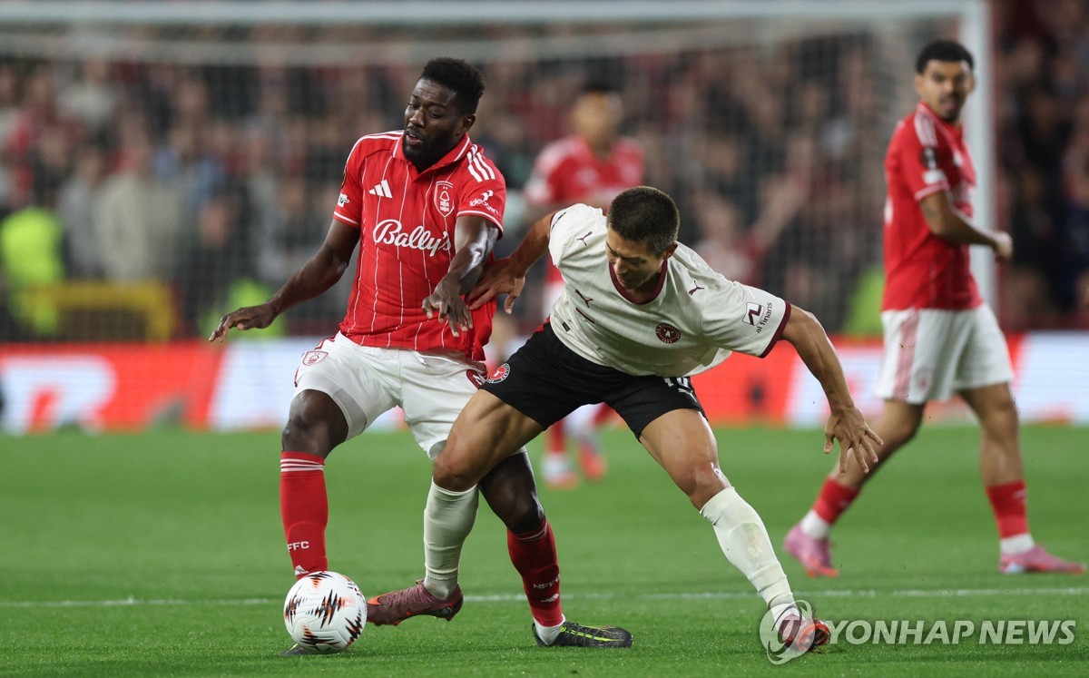 경합하는 조규성(오른쪽).