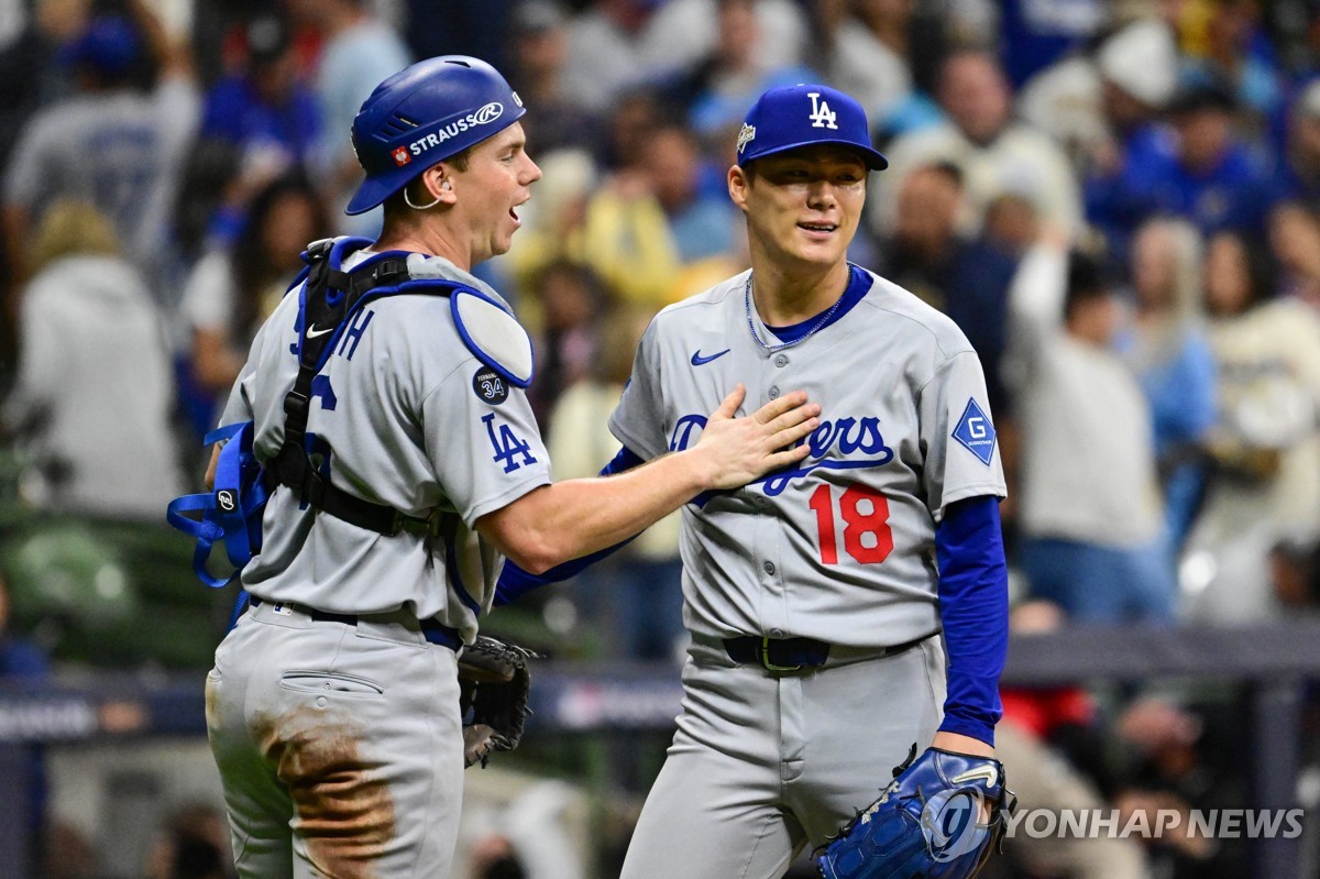 다저스, 밀워키에 NLCS 2연승…야마모토 1실점 완투승(종합)
