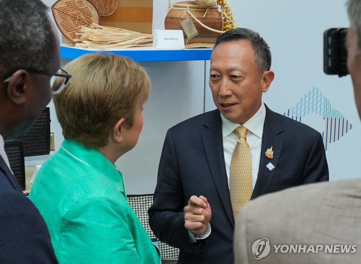 보라팍 태국 재무부 차관(오른쪽)