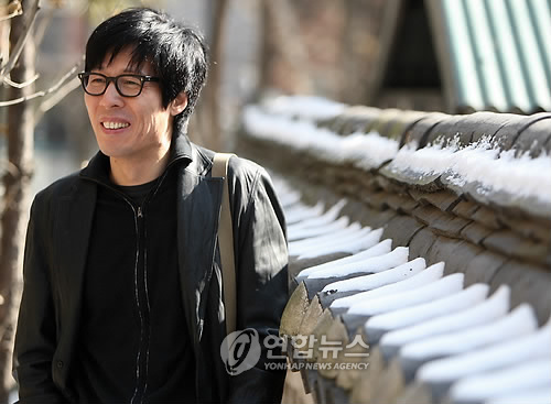 South Korean novelist Cheon Myeong-kwan is seen in this file photo taken Feb. 21, 2010. (Yonhap)