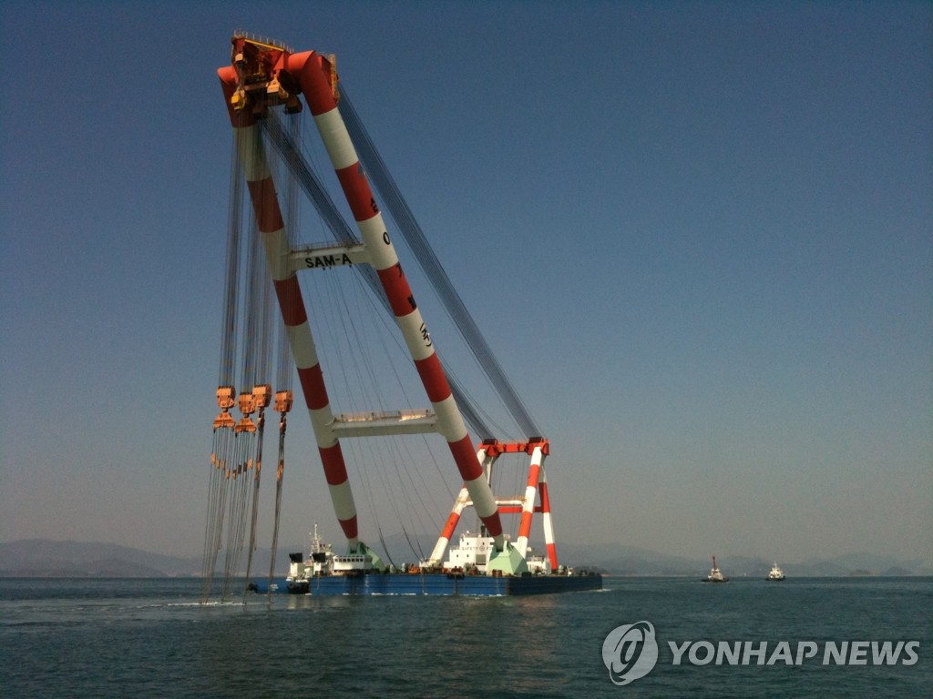 Giant crane leaves to salvage sunken ship | Yonhap News Agency