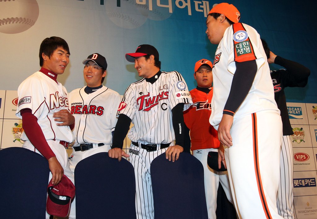 2011년 KBO 미디어데이에서 만난 강정호(왼쪽)와 류현진(오른쪽)