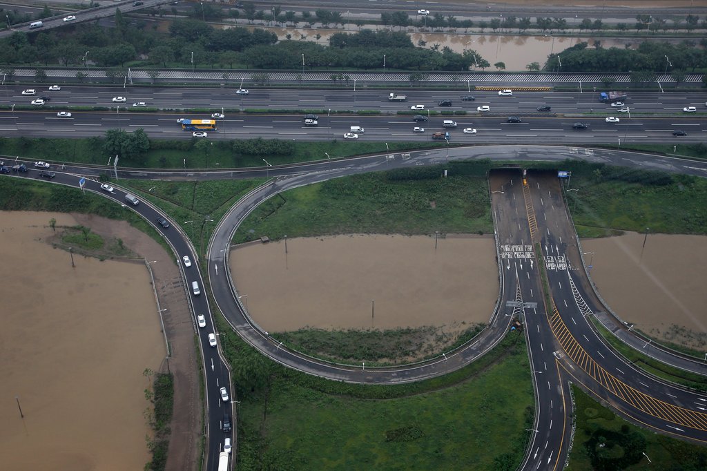 지난달 29일 서울을 강타한 폭우가 소강상태로 접어들면서 남부순환도로와 강변북로, 올림픽대로 등 주요 간선도로의 통행이 재개되고 있다.(자료사진)