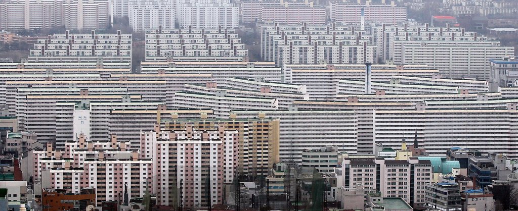 9일 한국건설산업연구원 보고서에 따르면 지은 지 30년 이상 된 노후 아파트는 2022년께 200만가구를 돌파할 전망이다. 사진은 서울 강남의 한 재건축단지 아파트. (자료사진)