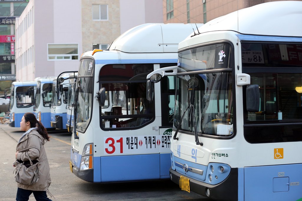 부산 시내버스 6시20분부터 정상운행(2보) | 연합뉴스 부산 시내버스 6시20분부터 정상운행(2보) | 연합뉴스