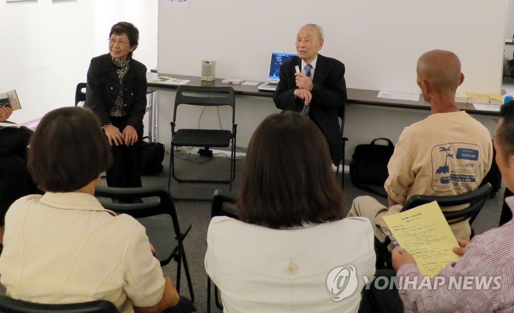 이학래 씨가 2014년 4월 26일 일본 도쿄도(東京都)에서 열린 사진 전시회에서 한국인 전범 문제에 관해 발언하고 있다.[동진회를 응원하는 모임 제공, 재판매 및 DB 금지]
